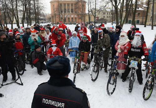 Полиция пресекла велопробег Дедов Морозов и Снегурочек в С-Петербурге