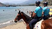 На пляжи Кемера вышла конная жандармерия