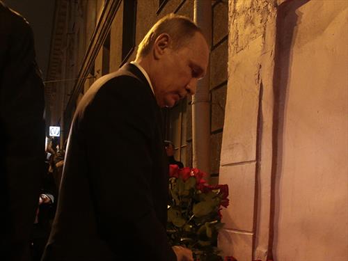 Президент России приехал к стихийному мемориалу у станции метро "Технологический институт"
