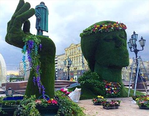 Москва весенняя – иллюстрация к «стране чудес»?