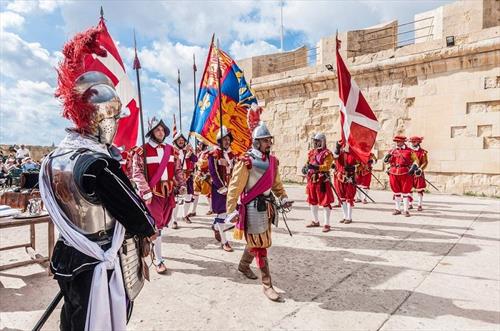Красочный парад In Guardia – на Мальте