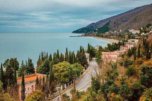Год назад Абхазия оттягивала туристов у ККК, теперь – у Крыма