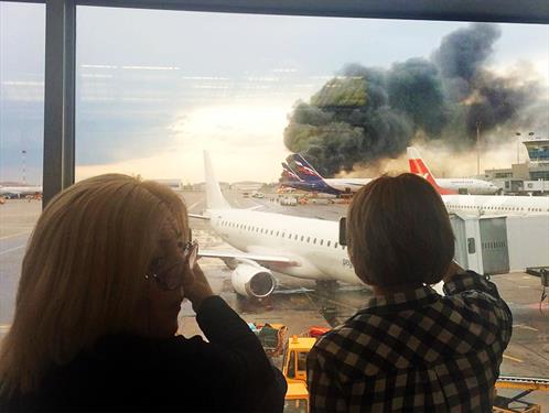 «Я выталкивала дверь ногой …» - бортпроводница рассказала о спасении из горящего самолета