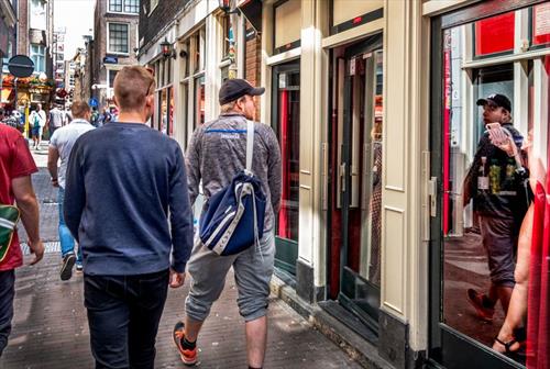 Амстердам загасит «красные фонари»