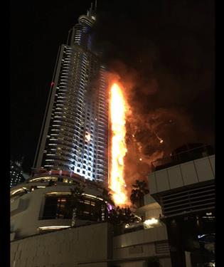 В Дубае мощно вспыхнул небоскреб