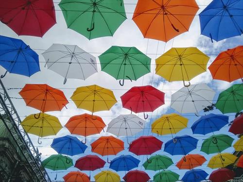 Аллея парящих зонтиков вновь появилась