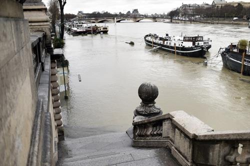 Вода в Париже продолжает подниматься