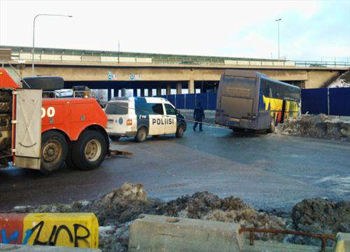 Автобус из Петербурга пробил забор в Хельсинки