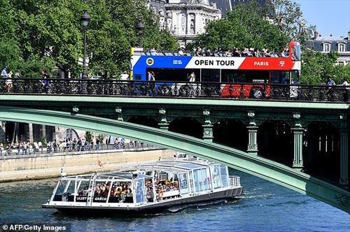 Париж: туристические автобусы вызывают «полную анархию»