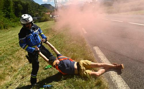 Климат-алармисты с дымовыми шашками прервали этап «Тур де Франс»
