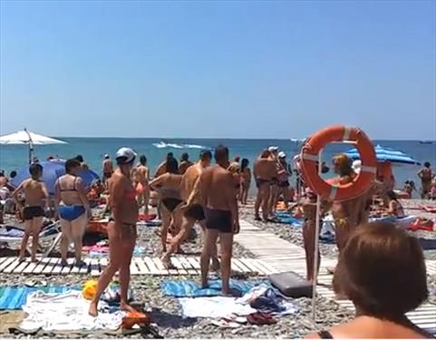 В Сочи на пляже включают гимн России