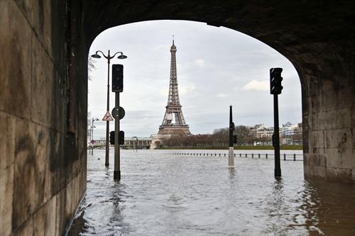 На С-Петербург и Москву надвигается циклон, вызвавший мощное наводнение в Париже