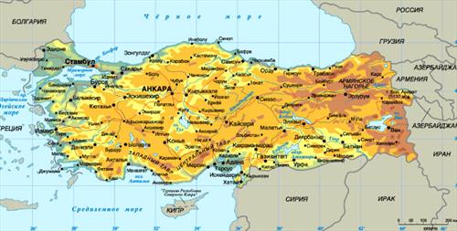 Туристы пристально изучают карту Турции