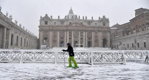 Рим проснулся под снежным одеялом