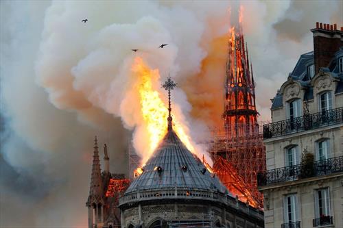 В огне рухнули шпиль, часы и крыша Парижской Богоматери
