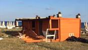 В Крыму ветер опрокинул домики туристического поселка «Библио Глобуса»