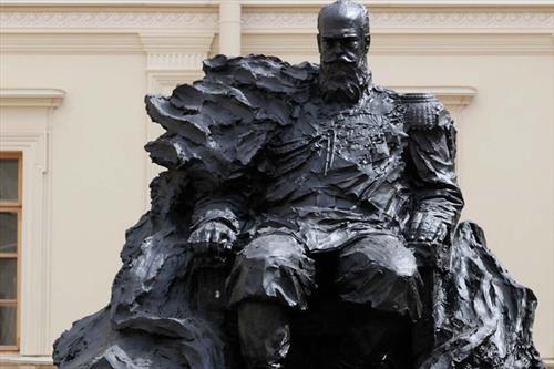 Скульптор извинился за шестиконечную звезду у Александра III в Гатчине