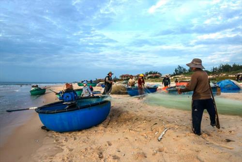 Рыбаки гробят туристов во Вьетнаме