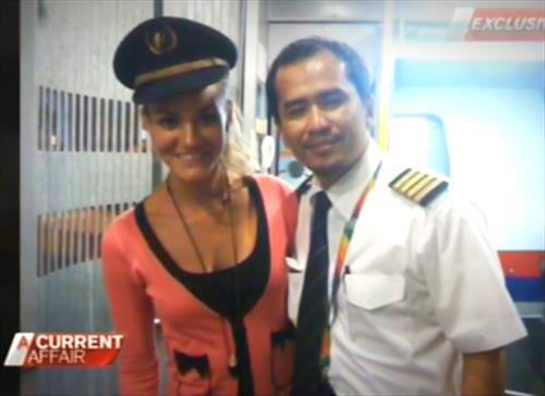 Малазийские пилоты проводили в кабине время с девушками?