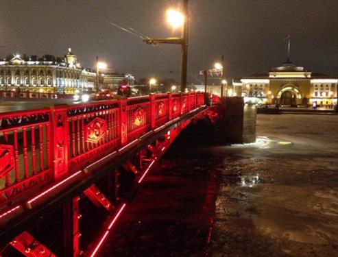 Дворцовый мост стал красным
